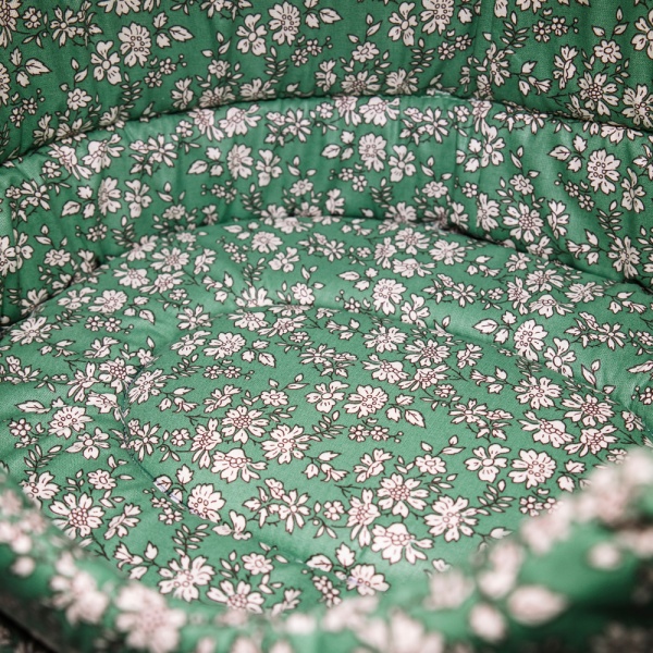 Лежанка овальная стеганая поролоновая хлопок Цветы на зеленом 42*34*18см/DONBARON